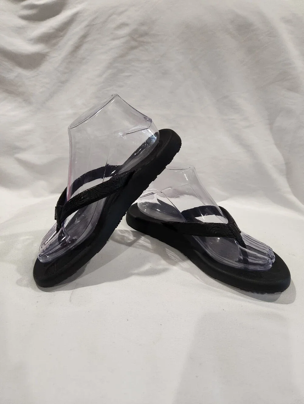 Flojos Black Floral Embossed Women's Flip Flop Sandals NWOT Size 8